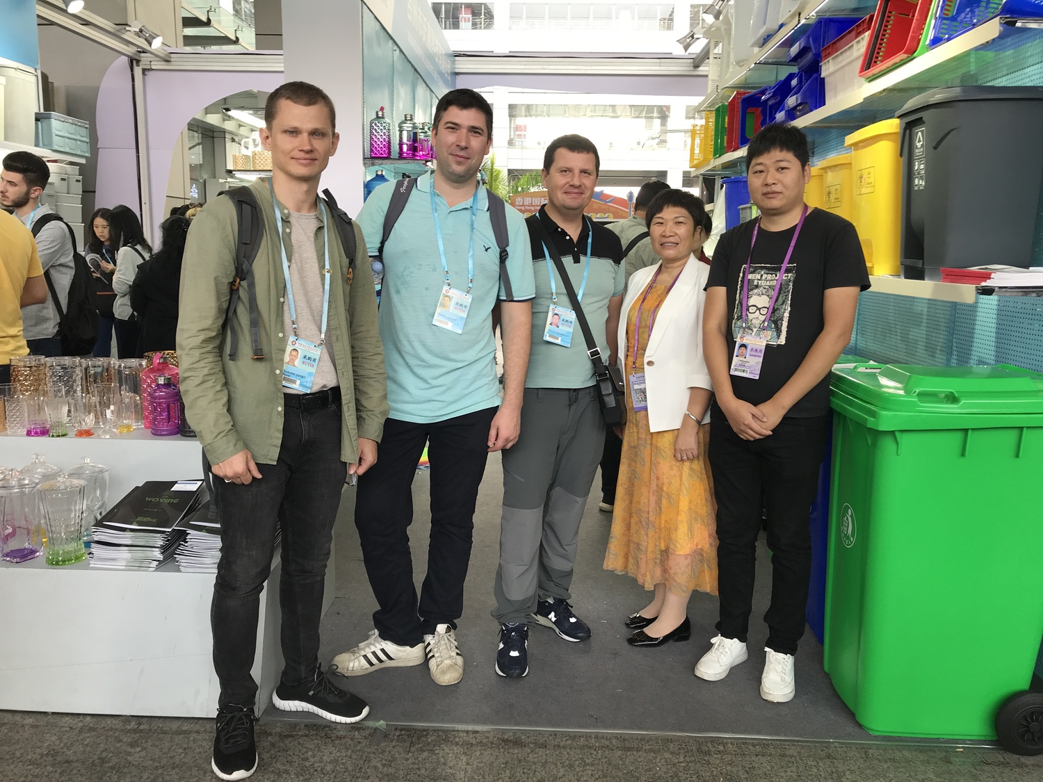 переводчик на выставке в китае